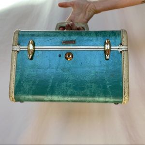 Vintage Samsonite makeup kit.